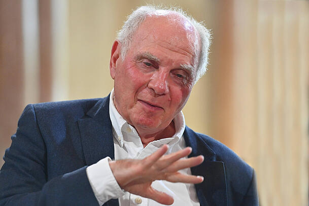 Mit Feinkost in die Klinik: Bayern-Patron Uli Hoeneß besuchte am Samstag Trainer Vincent Kompany. Mit Feinkost in die Klinik: Bayern-Patron Uli Hoeneß besuchte am Samstag Trainer Vincent Kompany.