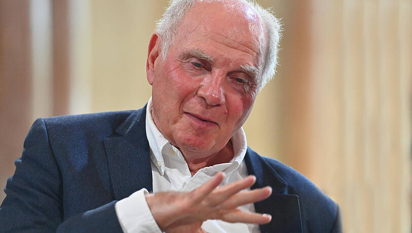 Mit Feinkost in die Klinik: Bayern-Patron Uli Hoeneß besuchte am Samstag Trainer Vincent Kompany. Mit Feinkost in die Klinik: Bayern-Patron Uli Hoeneß besuchte am Samstag Trainer Vincent Kompany.