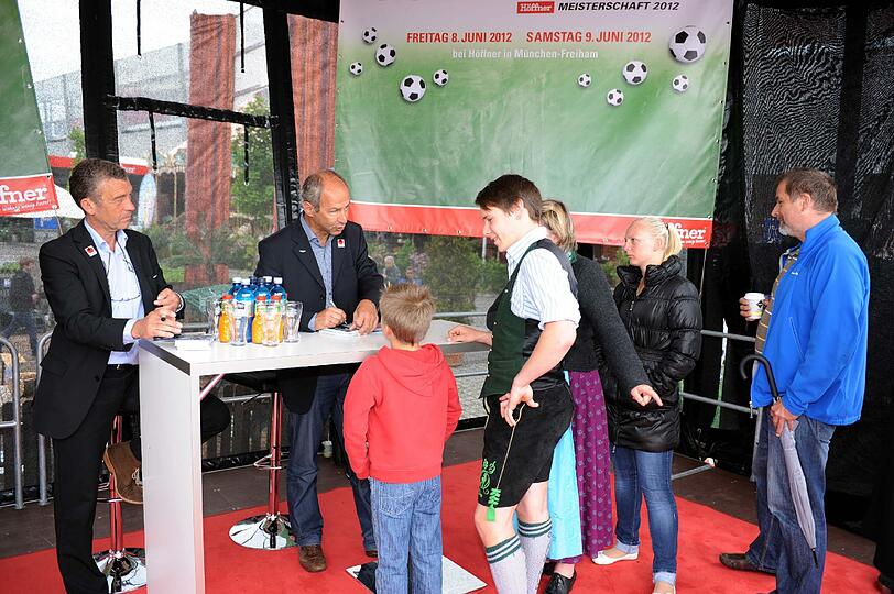 Löwen-Sportchef Hinterberger und Trainer Reiner Maurer bei der Autogrammstunde in Aubing