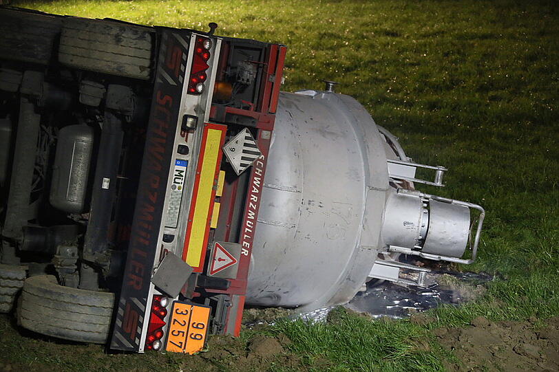 Irre Bilder aus dem Landkreis Mühldorf: Ein Lkw, der 800 Grad heißes Aluminium geladen hatte, ist umgekippt. Das flüssige Metall ist teilweise ausgelaufen. Die Fotos vom Unfallort.