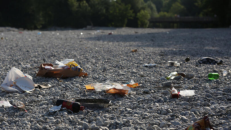 Kein schönes Stilleben: So wie hier am Flaucher sieht es jetzt im Sommer an vielen Stellen an der Isar aus. Kein schönes Stilleben: So wie hier am Flaucher sieht es jetzt im Sommer an vielen Stellen an der Isar aus.