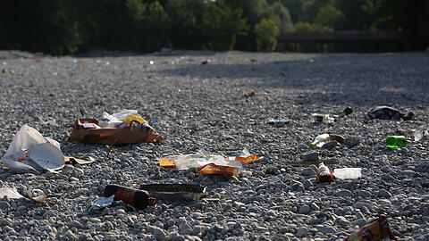 Kein schönes Stilleben: So wie hier am Flaucher sieht es jetzt im Sommer an vielen Stellen an der Isar aus.
