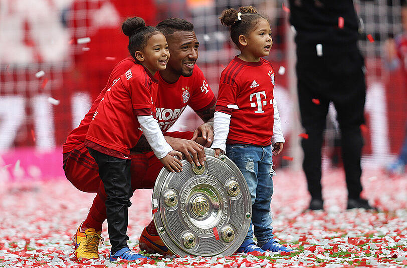 Meister 2015: Bayern-Star Jerome Boateng mit seinen Zwillingstöchtern Soley und Lamia.