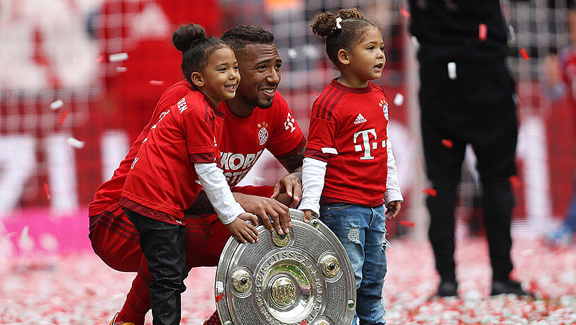Meister 2015: Bayern-Star Jerome Boateng mit seinen Zwillingstöchtern Soley und Lamia. Meister 2015: Bayern-Star Jerome Boateng mit seinen Zwillingstöchtern Soley und Lamia.