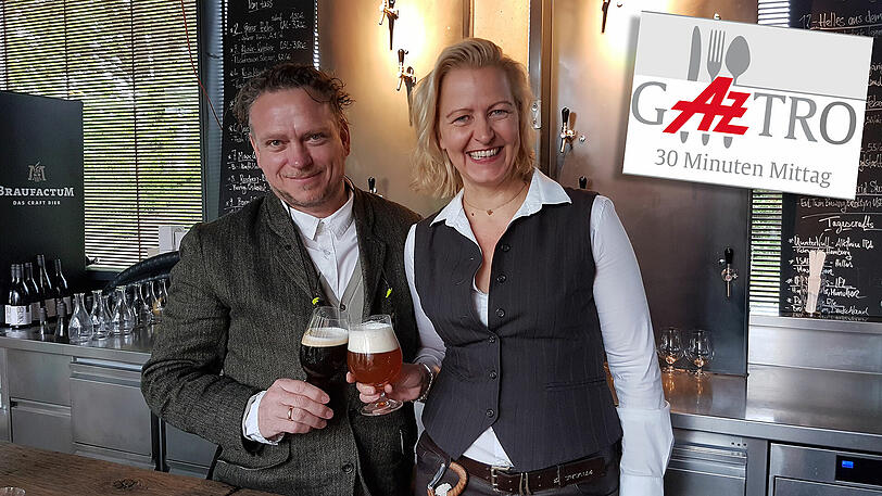 Pasinger Meisterstück: Frank und Andrea Waldecker vor ihrer Zapfwand, an die 18 Fassl Bier angeschlossen sind.