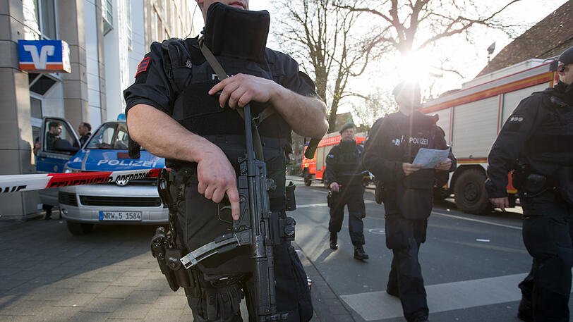Ein Lkw ist in der Innenstadt von Münster in eine Menschenmenge gefahren. Die Bilder vom Einsatz der Polizei- und Rettungskräfte.