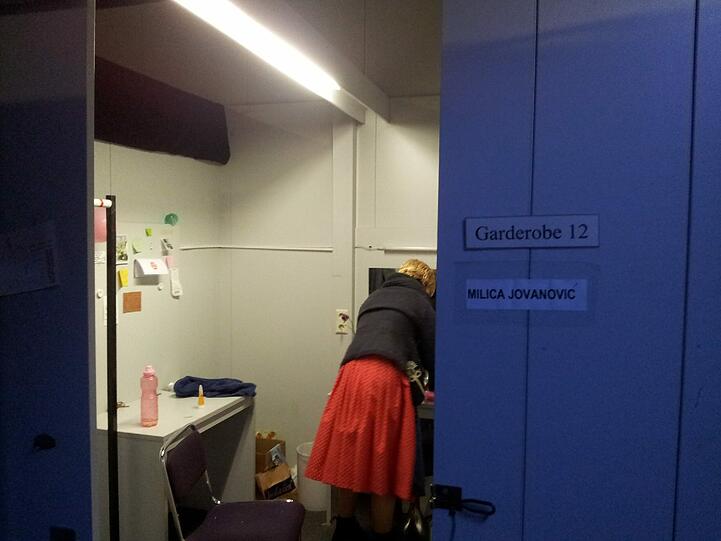 Eine Darstellerin packt ein letztes Mal ihre Sachen in Fröttmaning zusammen.