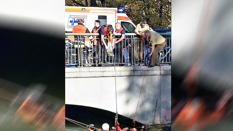 Verzweifelt hielt sich der Mann an einer Kette fest, um nicht weiter abgetrieben zu werden. Verzweifelt hielt sich der Mann an einer Kette fest, um nicht weiter abgetrieben zu werden.