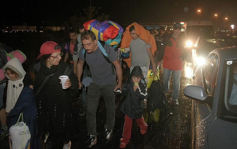 Rund 3000 Flüchtlinge sind an der Grenzstation in Österreich angekommen. Die Bilder von dem ungarischen Flüchtlingsstrom.
