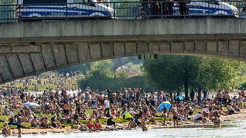 Bei schönem Wetter feiern derzeit Tausende Münchner an der Isar. (Archivbild)