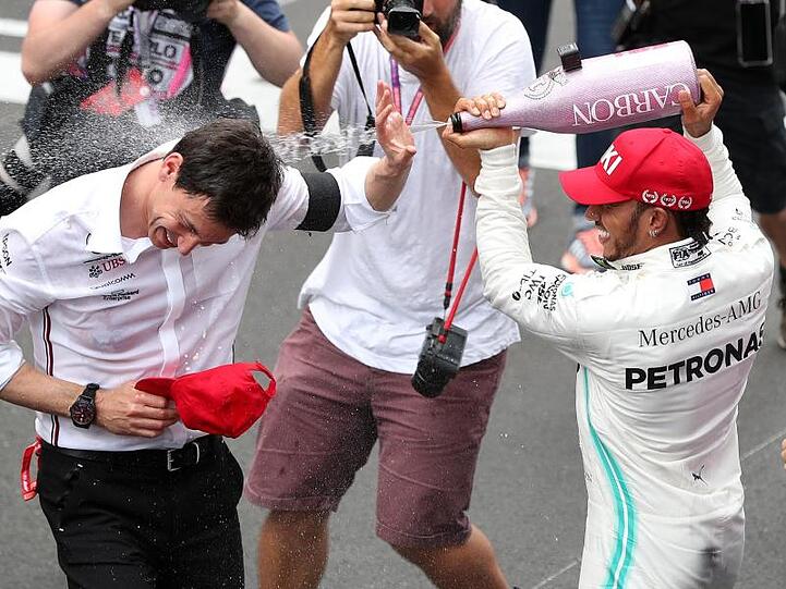 Können wohl bald den sechsten WM-Sieg feiern: Lewis Hamilton (r) und Mercedes-Teamchef Toto Wolff.