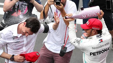 Können wohl bald den sechsten WM-Sieg feiern: Lewis Hamilton (r) und Mercedes-Teamchef Toto Wolff.