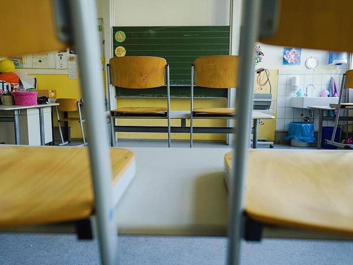 Leerer Klassenraum einer Schule in Baden-Württemberg.