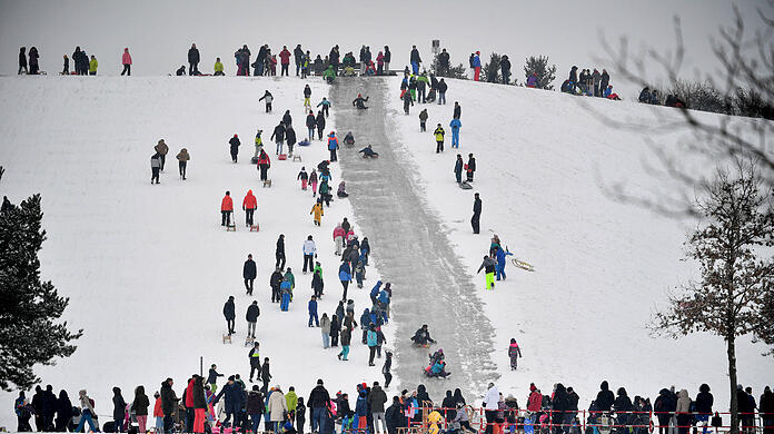 Die etwa 100 Meter lange Eisbahn im Riemer Park am Sonntag: Am Montag kam es zum Unfall.