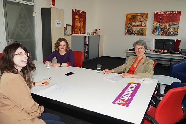 Im Giesinger IG-Metall-Büro: Stefanie Krammer (Mitte) und Sibylle Wankel (rechts) im Gespräch mit AZ-Redakteurin Martina Scheffler. Im Giesinger IG-Metall-Büro: Stefanie Krammer (Mitte) und Sibylle Wankel (rechts) im Gespräch mit AZ-Redakteurin Martina Scheffler.