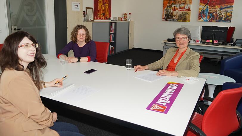 Im Giesinger IG-Metall-Büro: Stefanie Krammer (Mitte) und Sibylle Wankel (rechts) im Gespräch mit AZ-Redakteurin Martina Scheffler. Im Giesinger IG-Metall-Büro: Stefanie Krammer (Mitte) und Sibylle Wankel (rechts) im Gespräch mit AZ-Redakteurin Martina Scheffler.