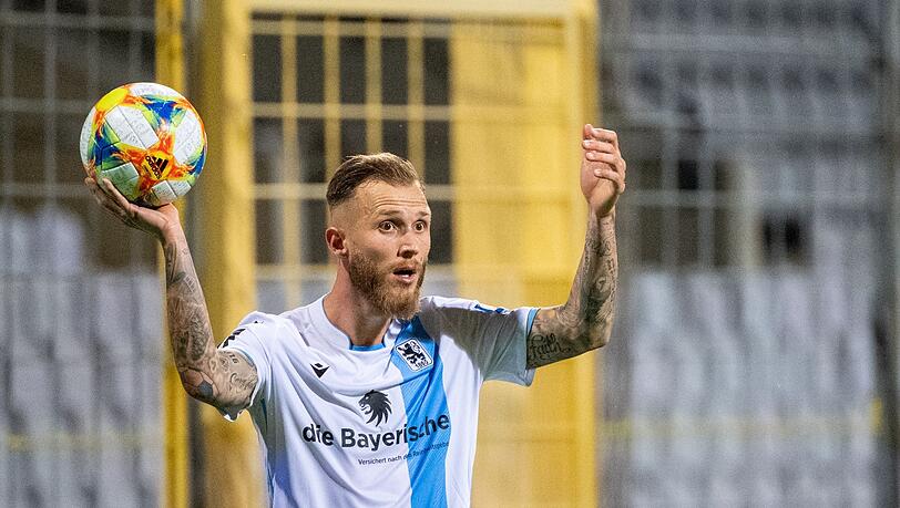 Tim Rieder von 1860 München hält den Ball in den Händen.