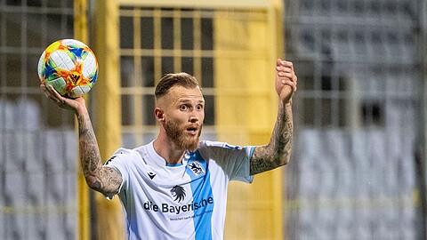Tim Rieder von 1860 München hält den Ball in den Händen.