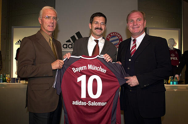 Geschäftspartner: Hainer (M.), damals noch Adidas-Boss, mit den Bayern-Machern Franz Beckenbauer (l.) und Uli Hoeneß."Er ist die größte Persönlichkeit, die unser Klub je hatte", sagt Bayern-Präsident Herbert Hainer in der AZ über Franz Beckenbauer.