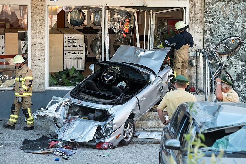 Vollig demoliert landete ein Cabrio im Schaufenster einer Wäscherei. Bei der Verfolgungsjagd sind drei menschen verletzt und ein kleines Mädchen getötet worden.