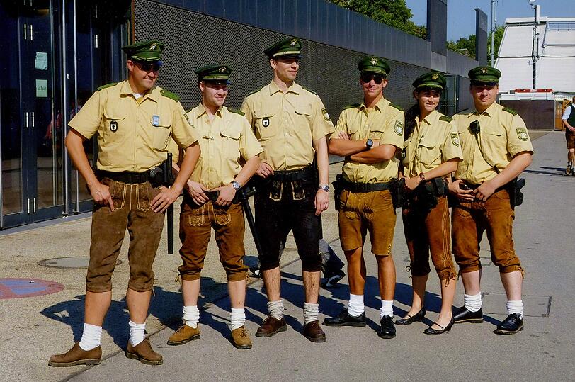 Beamte der Wiesnwache in Lederhosen: 2012 ein einmaliger Gag, der weltweit gut ankam.