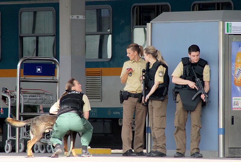 Am Bahnhof in Kempten: Polizisten stehen mit Maschinenpistolen und Hunden Wache.