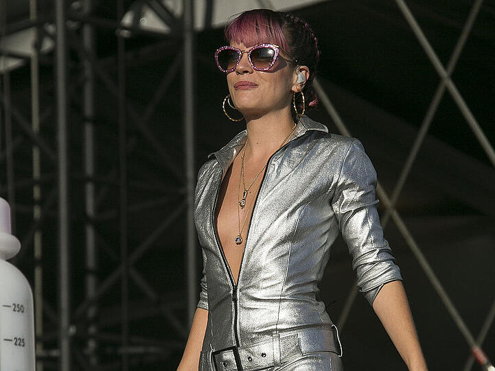 Lily Allen ließ bei ihrem Auftritt tief blicken