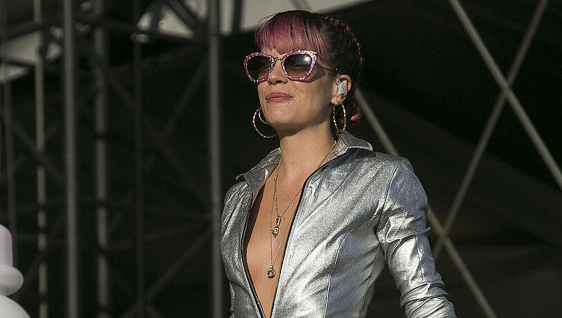 Lily Allen ließ bei ihrem Auftritt tief blicken Lily Allen ließ bei ihrem Auftritt tief blicken