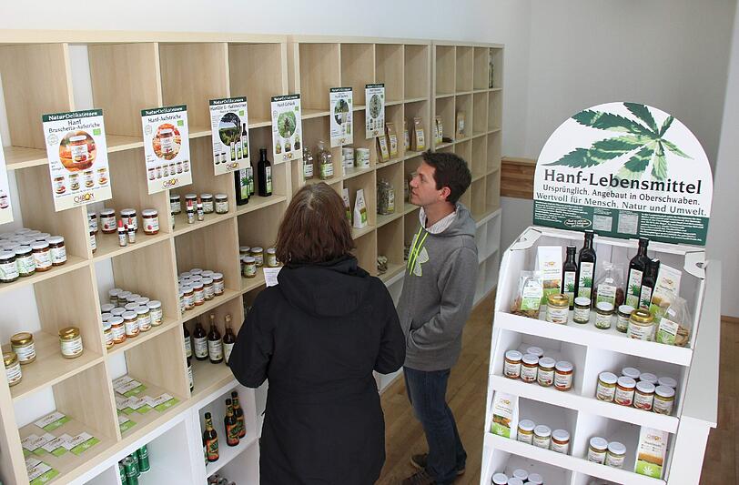 Im &bdquo;Hanf&ldquo; gibt es vieles, aber kein Marihuana. Es berät: Betreibersohn Alexander Cerveny.