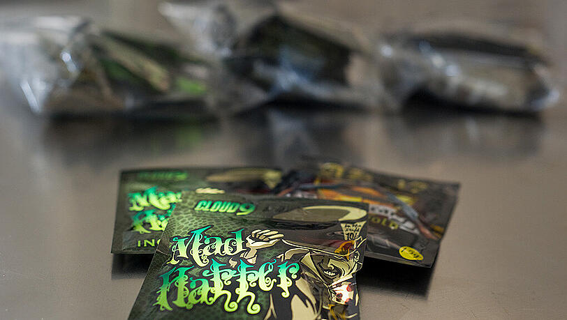 Kurzzeitig legal: Immer neue Zusammensetzungen der sogenannten Legal Highs lassen sich die Drogenköche einfallen. Kurzzeitig legal: Immer neue Zusammensetzungen der sogenannten Legal Highs lassen sich die Drogenköche einfallen.