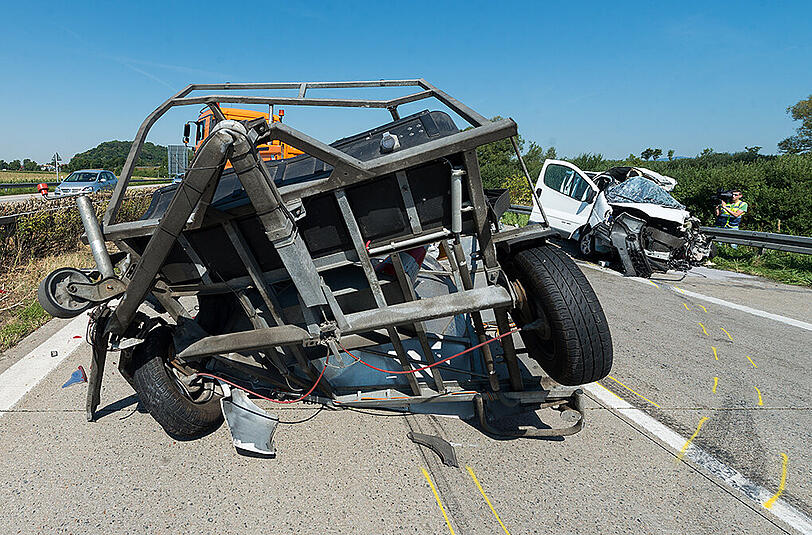 Bei dem Unfall auf der A3 sind am Freitag zwei Menschen getötet worden, fünf weitere wurden schwer verletzt.