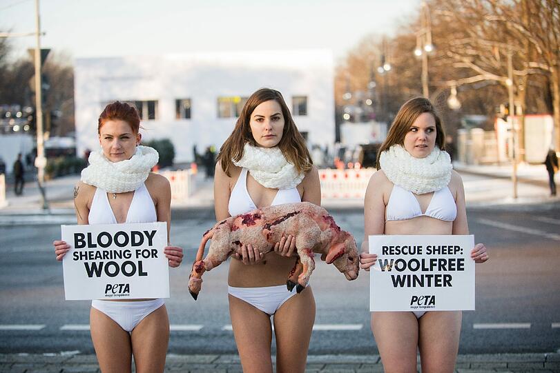 Nackter Protest: Aktivistinnen protestieren am Rande der "Berlin fashion-week" gegen Pelzmode.