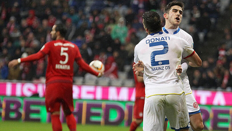 Der Mainzer Giulio Donati feiert mit dem Torschützen Jairo Samerio das 1:0. Hinten Mehdi Benatia vom FC Bayern. Der Mainzer Giulio Donati feiert mit dem Torschützen Jairo Samerio das 1:0. Hinten Mehdi Benatia vom FC Bayern.