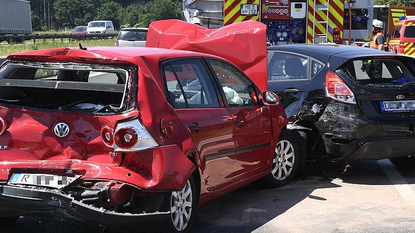 Ein Lkw ist auf der A8 in ein Stauende gefahren. Hier sind die Bilder vom Unfallort.