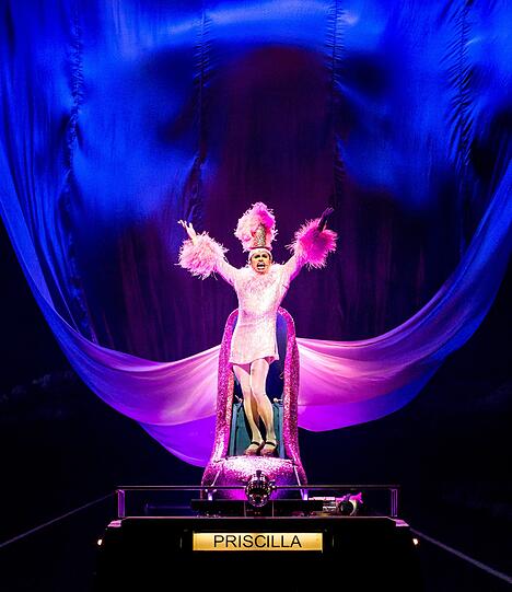 Szenen aus "Priscilla - Königin der Wüste" im Gärtnerplatztheater.