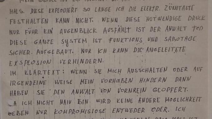 Todesdrohung: Der Geiselnehmer schiebt diesen Zettel unter der Zellentür durch, nachdem er den Anwalt in seine Gewalt gebracht hat. Todesdrohung: Der Geiselnehmer schiebt diesen Zettel unter der Zellentür durch, nachdem er den Anwalt in seine Gewalt gebracht hat.