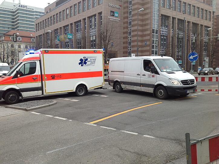 Ein Einsatzfahrzeug der Polizei und ein Krankenwagen verengten die Kreuzung zusätzlich.
