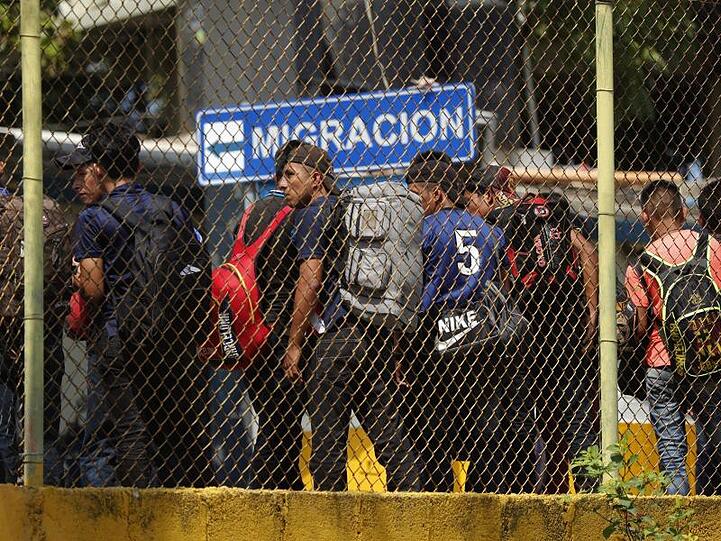 Migranten überqueren in Tapachula die Grenze zwischen Guatemala und Mexiko.