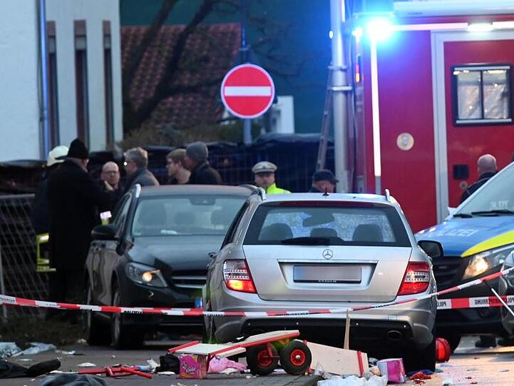 Diesen silbergrauen Mercedes hatte der Fahrer offenbar vorsätzlich in den Rosenmontagsumzug gesteuert.