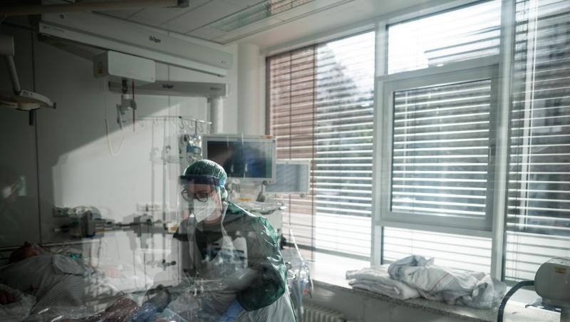 Im Universitätsklinikum Essen wird ein Corona-Patient auf der Intensivstation behandelt.