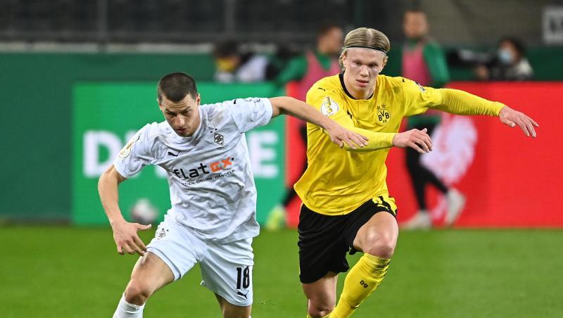 Mönchengladbachs Stefan Lainer (l) und Erling Haaland vom BVB kämpfen um den Ball. Mönchengladbachs Stefan Lainer (l) und Erling Haaland vom BVB kämpfen um den Ball.
