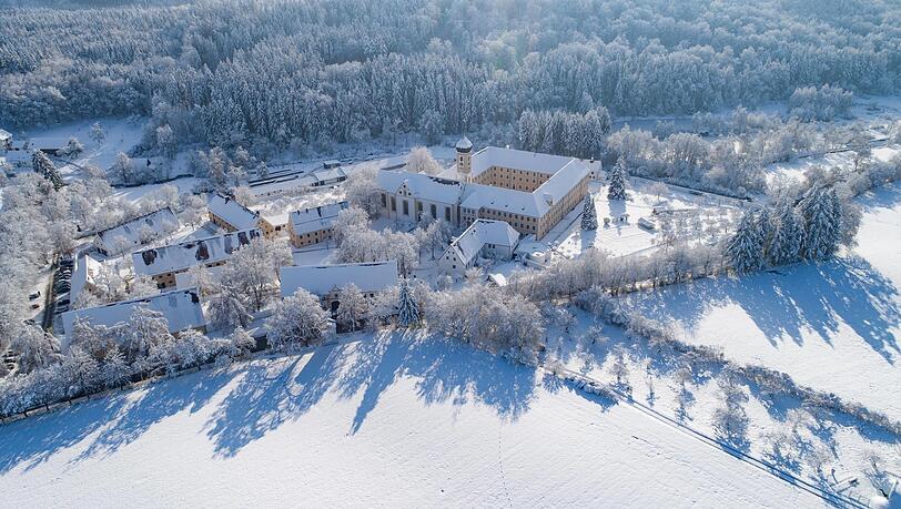 Die Zisterzienserinnenabtei Oberschönenfeld bei Augsburg; mit und ohne Schnee einen Ausflug wert. Die Zisterzienserinnenabtei Oberschönenfeld bei Augsburg; mit und ohne Schnee einen Ausflug wert.