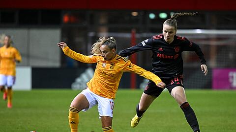 Franziska Kett (r) von München und Lucia Alves von Lissabon kämpfen um den Ball.