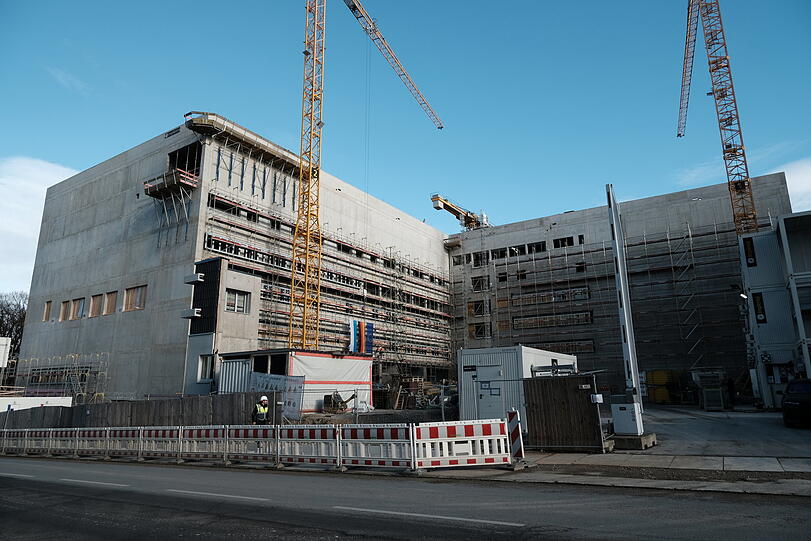 Der fertige Rohbau des Proben- und Werkstattzentrums des Bayerischen Staatsschauspiels. Das Gebäude steht in der Hohenlindener Straße hinter den Hochhäusern am Beginn der Passauer Autobahn.
