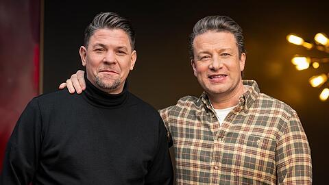 Besonderes Treffen in der Jubiläumsstaffel: In der siebten Folge tritt Tim Mälzer (l.) in London gegen Jamie Oliver an.