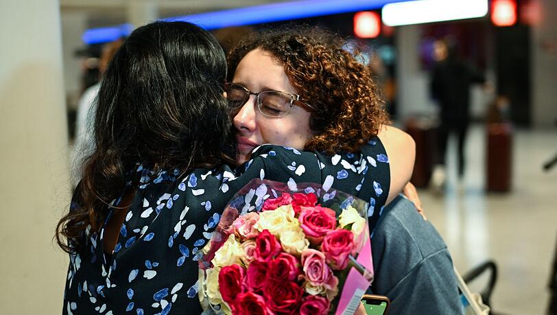 Am Frankfurter Flughafen schlossen viele Angehörige ihre Liebsten in die Arme.