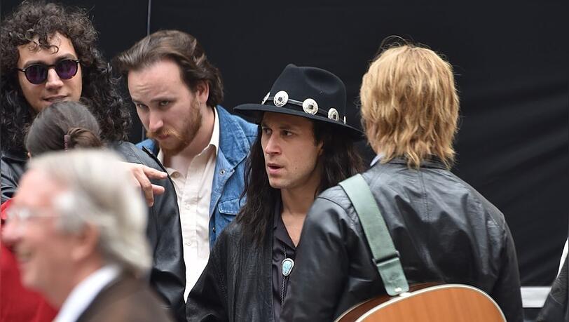 "Wind Of Change" wird aktuell in Liverpool gedreht. Hier mittig zu sehen: Ludwig Trepte als Frontmann Klaus Meine.