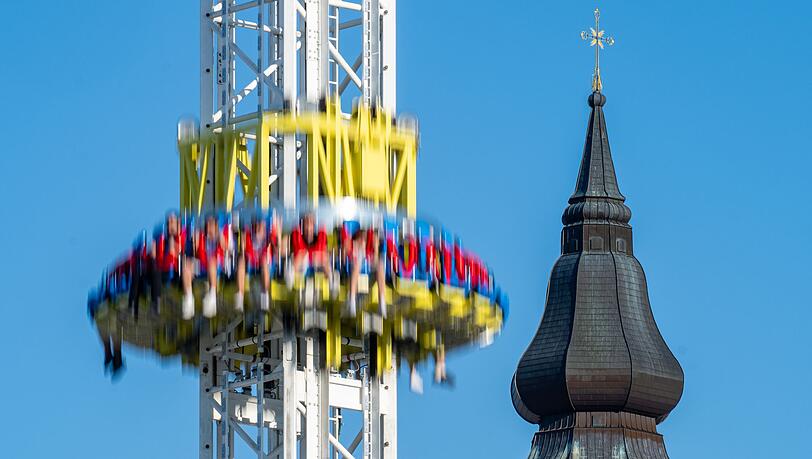 Ein Vergnügungspark lockt mit rund 130 Fahrgeschäften. (Archivbild) Ein Vergnügungspark lockt mit rund 130 Fahrgeschäften. (Archivbild)