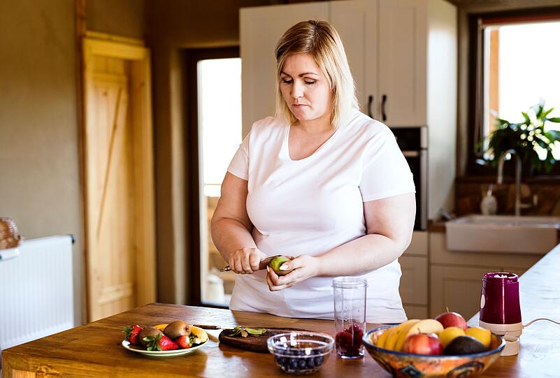 Viele Abnehmtricks klingen verlockend, doch eine echte Abkürzung zum Wunschgewicht existiert nicht. Nachhaltig schlank bleibt nur, wer seine Ernährung und seinen Lebensstil dauerhaft umstellt. Bringen Sie mehr Gemüse auf den Teller, bewegen Sie sich täglich etwas mehr und halten Sie diese Routinen konsequent ein. Viele Abnehmtricks klingen verlockend, doch eine echte Abkürzung zum Wunschgewicht existiert nicht. Nachhaltig schlank bleibt nur, wer seine Ernährung und seinen Lebensstil dauerhaft umstellt. Bringen Sie mehr Gemüse auf den Teller, bewegen Sie sich täglich etwas mehr und halten Sie diese Routinen konsequent ein.