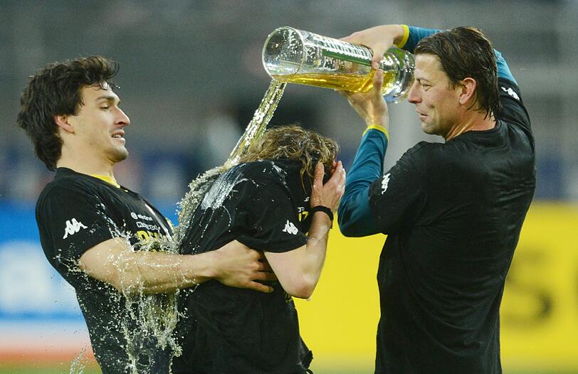 Spielerfrauen stürmen den Rasen, Klopp knutscht alle: Die Dortmunder lassen's krachen. Die Bilder von der BVB-Party